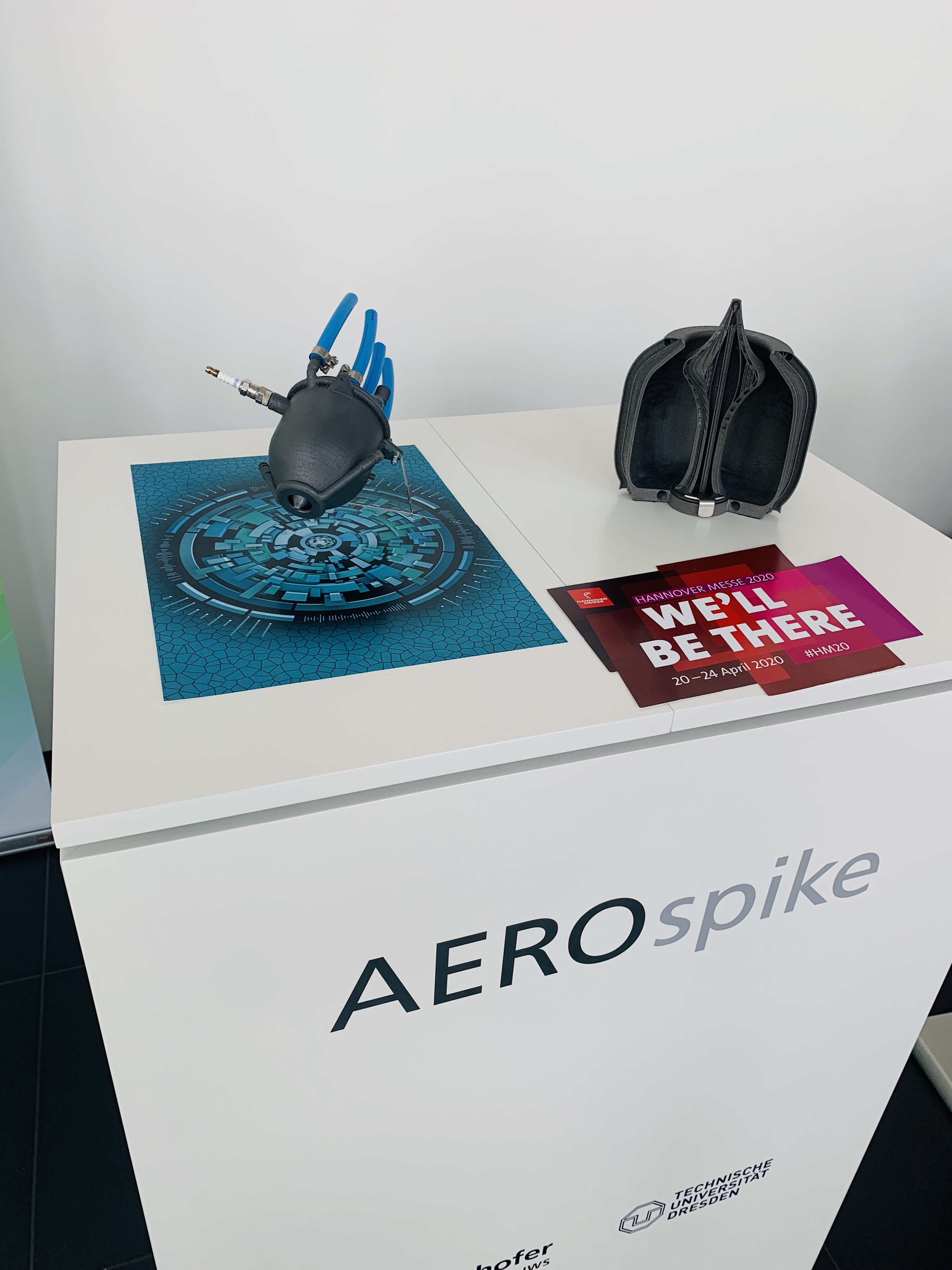 Fraunhofer IWS – AEROspike Messeaufbau mit Triebwerk und Schnittmodell