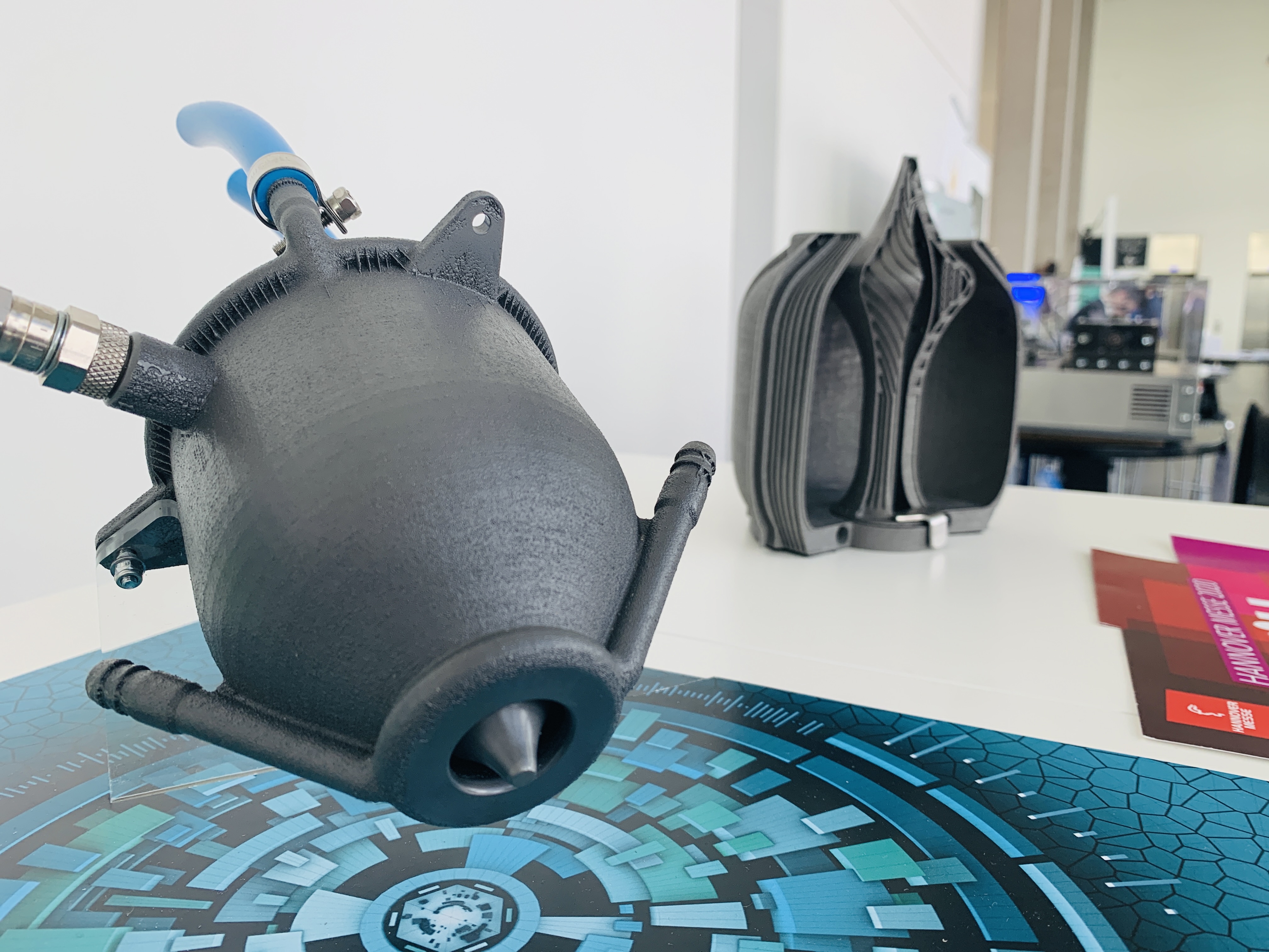 Fraunhofer IWS – Aerospike-Triebwerk Nahaufnahme auf THEAFOX-Display